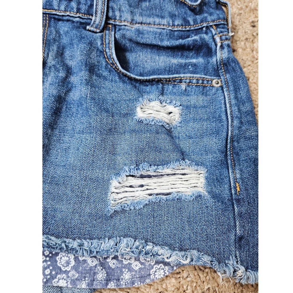 Old Navy Boyfriend Distressed Denim Shorts Blue Paisley Bandana Lining Size 10 - Picture 6 of 11